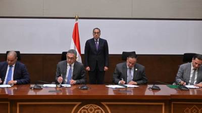 رئيس الوزراء يشهد توقيع 3 اتفاقات إطارية مُلزمة لبدء تجميع السيارات محليًا