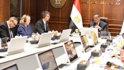 اللواء هشام آمنة يتابع مع وفد بعثة البنك الدولي الموقف التنفيذي لبرنامج التنمية المحلية بصعيد مصر