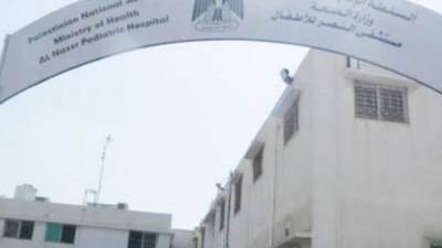 فلسطينيون يحاولون الخروج من مستشفى النصر للأطفال حاملين الرايات والاحتلال يرفض