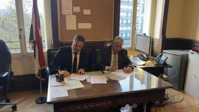 عاشور يؤكد على أهمية التعاون مع الجامعات الفرنسية في استحداث برامج جديدة