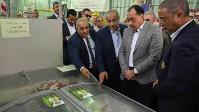 رئيس الوزراء يشهد افتتاح معرضٍ للسلع الغذائية بالفيوم