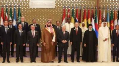 الرئيس السيسى يعود إلى أرض الوطن بعد مشاركته فى القمة العربية الإسلامية المشتركة