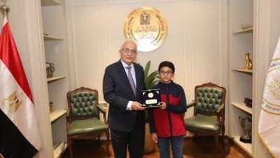 وزير التعليم يستقبل الطالب النابغ يحيى عبد الناصر.. ويهديه درع الوزارة