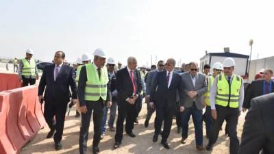 خلال جولته بأسيوط.. "شحاتة" يحث العمال على العمل وزيادة الإنتاج