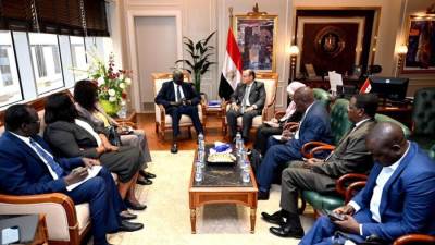 وزير التجارة والصناعة يستقبل نظيره الجنوب سوداني بمقر الوزارة بالعاصمة الإدارية الجديدة