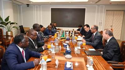 مسئولو "الإسكان" يبحثون مع وزير التجارة والصناعة بدولة زامبيا سبل التعاون بين البلدين