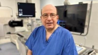 وزيرة الهجرة تهنئ طبيبًا مصريًا لتوليه منصب رئيس الكلية الملكية للجراحين في إنجلترا