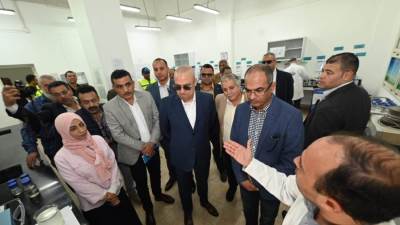 وزير الإسكان يتفقد محطات تنقية مياه الشرب بمدينة العاشر من رمضان