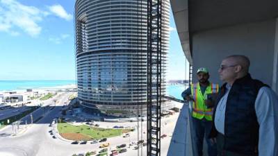 وزير الإسكان يتجول بمنطقة الأبراج الشاطئية وكمبوند "مزارين" بالعلمين الجديدة لمتابعة تقدم الأعمال