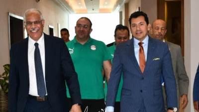 وزير الرياضة يزور لاعبي المنتخب الاولمبي لكرة القدم بمقر اقامتهم