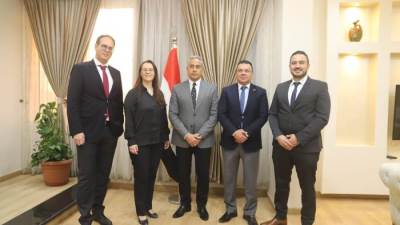 وزير العمل يلتقى وفدًا من شركة ليوني العالمية لتصنيع كابلات وضفائر السيارات