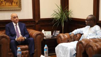 باسل رحمي يستقبل وفد من السنغال لتسويق منتجات شباب جهاز تنمية المشروعات