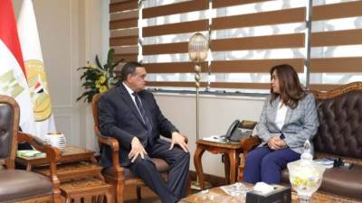 وزير التنمية المحلية يتابع مع محافظ دمياط موقف تطبيق مبادرة تخفيض أسعار السلع