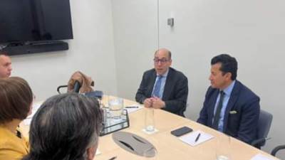 وزير الشباب والرياضة يلتقي نائب رئيس جامعة أوتاوا الكندية