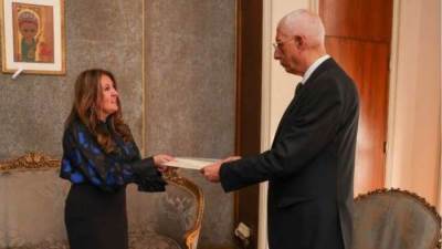 سفيرة أمريكا الجديدة تصل القاهرة وتقديم أوراق اعتمادها