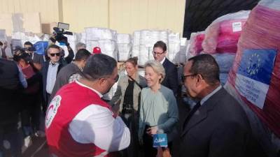 رئيسة المفوضية الأوروبية تتفقد مساعدات إغاثة غزة في مطار العريش