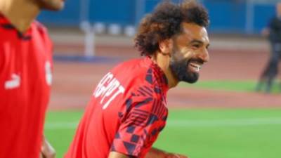استقبال حافل لمحمد صلاح فى ليبيريا والجماهير تتغنى باسمه
