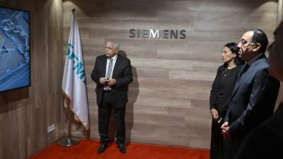 رئيس الوزراء يتفقد شركة "سيمنز" المتخصصة في تطوير برمجيات الصناعات الرقمية