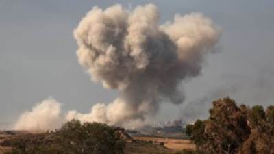 القاهرة الإخبارية: طيران الاحتلال يشن غارات جديدة على شمال قطاع غزة