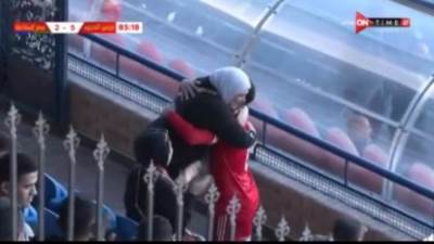 والدة لاعب حرس الحدود تحتفل بهدفه فى مرمى المقاصة بالزغاريد