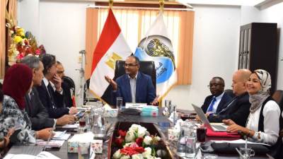 محافظ الأقصر ونائب وزير الإسكان يتابعان برنامج الصرف الصحي المتكامل