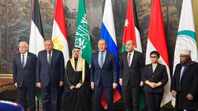 شكري يُشارِك مع أعضاء اللجنة الوزارية العربية/الإسلامية في لقاء وزير خارجية روسيا