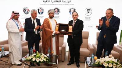 وزير التجارة يلتقي نظيره العماني لبحث سبل تعزيز علاقات التعاون الاقتصادي المشترك