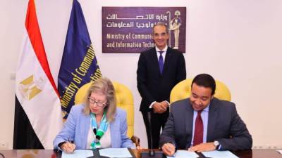 عمرو طلعت يشهد توقيع اتفاقية تعاون بين الشركة المصرية للاتصالات ومؤسسة ICAN