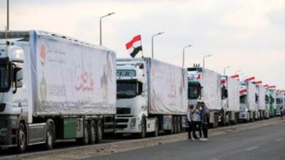 دخول 15 شاحنة وقود و90 أخرى تحمل مساعدات إنسانية وإغاثية إلى غزة