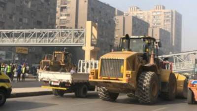 سقوط جزئى بكوبرى مشاة فى شارع أحمد عرابى بالجيزة