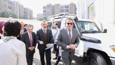 وزير الصحة يشهد استلام سيارات نقل اللقاحات المبردة المقدمة من دولة اليابان