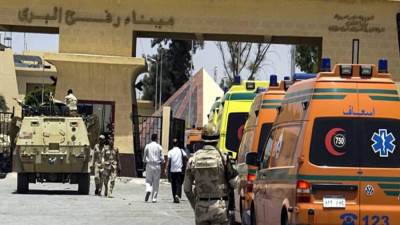 سيارات الإسعاف تستعد لنقل 17 مصابا من الجانب الفلسطيني عبر معبر رفح