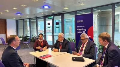 أيمن عاشور يلتقي بعدد من كبار مسؤولي التعليم بالمملكة المتحدة