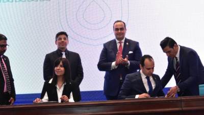 رئيس الرعاية الصحية والرئيس التنفيذي لشركة جانسن للأدوية يشهدان توقيع تفاهم لتعزيز الرعاية الصحية والتوعية الصحية