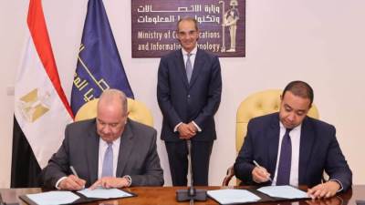 عمرو طلعت يشهد توقيع عقد بين المصرية للاتصالات وشركة راية لتكنولوجيا المعلومات