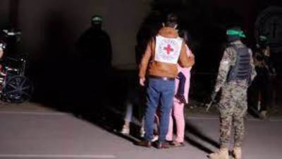 إعلام إسرائيلى: بدء عملية تسليم 10 محتجزين فى غزة للصليب الأحمر