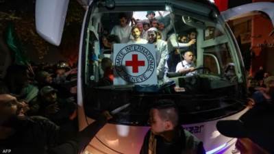 الفصائل الفلسطينية تسلم الدفعة الخامسة من أسرى إسرائيل للصليب الأحمر