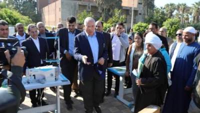 وزير الزراعة يسلم 177 جرار  ومعدات وآلات الزراعية ومشروعات صغيرة للجمعيات والمزارعين