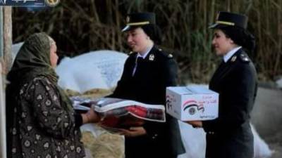 الداخلية توزع مساعدات على السيدات بمناسبة حملة الـ 16 يوما لمناهضة العنف ضد المرأة