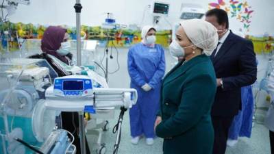 قرينة رئيس الجمهورية تزور أطفال فلسطينين يعالجون في مستشفى العاصمة الإدارية