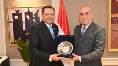 وزير الإسكان يبحث مع عميد كلية التخطيط الإقليمي والعمراني بجامعة القاهرة سبل التعاون