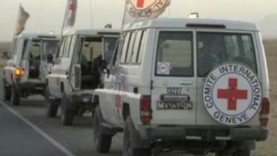 حماس تسلم الصليب الأحمر محتجزتين إسرائيليتين فى ميدان فلسطين وسط غزة