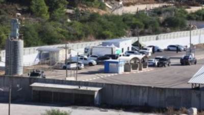 مصلحة سجون الإحتلال الصهيوني تعلن بدء نقل الأسرى الفلسطينيين إلى سجن عوفر