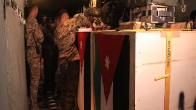 طائرة عسكرية أردنية تنزل مساعدات إغاثية وعلاجية للمستشفى الميداني بغزة