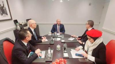 وزير النقل يلتقي رئيس شركة هاتشيسون العالمية لبحث التعاون في مجال النقل البحري