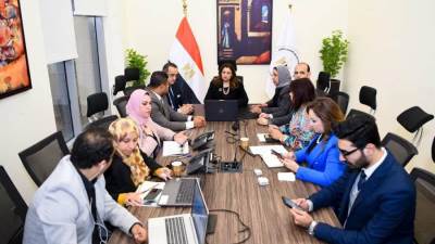 وزيرة الهجرة تتفقد غرفة عمليات الوزارة لمتابعة العملية الانتخابية حول العالم