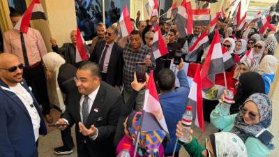 أعلام مصر تزين سفارتنا بالدوحة أثناء التصويت بالانتخابات الرئاسية