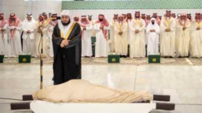 ولى العهد السعودى يؤدى صلاة الجنازة على الأمير ممدوح بن عبدالعزيز
