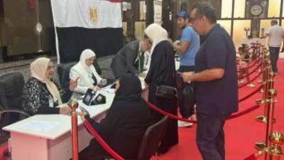 إقبال المصريين فى أبو ظبى على التصويت بانتخابات الرئاسة فى يومها الأخير