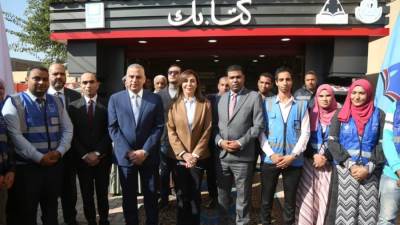 وزيرة الثقافة ومحافظ سوهاج يفتتحان مشروع "كشك كتابك" بقرية "أولاد سلامة"